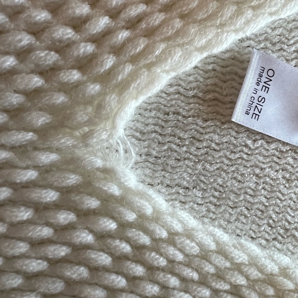 White poncho type with silver inlay in yarn - Picture 5 of 5